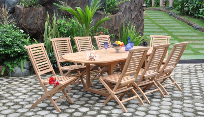 Taman outdoor dengan furnitur industrial