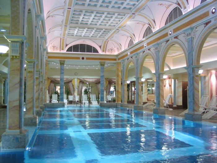 Rumah mewah dengan kolam renang indoor